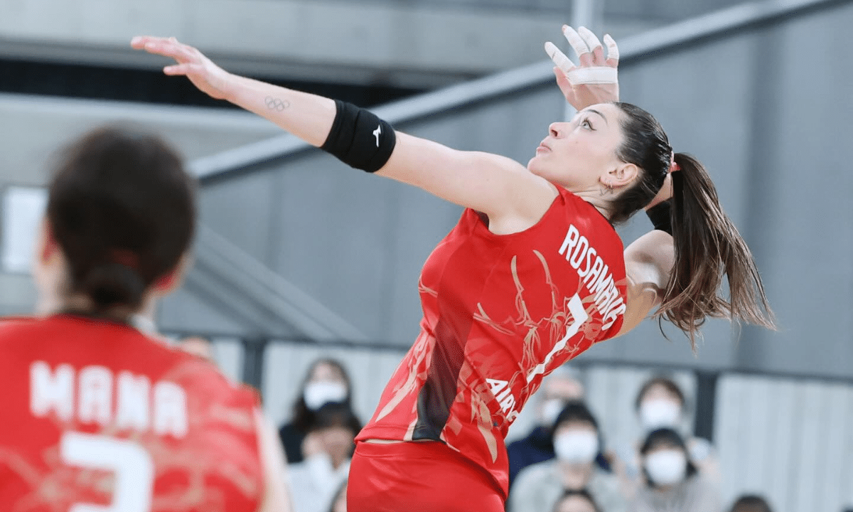 Rosamaria ataca a bola em jogo do Denso Airybees na Liga Japonesa de vôlei feminino