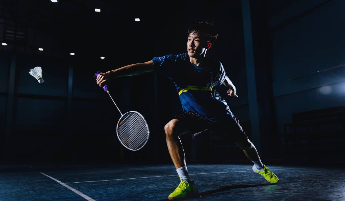 Atleta executa golpe de ataque em partida de badminton