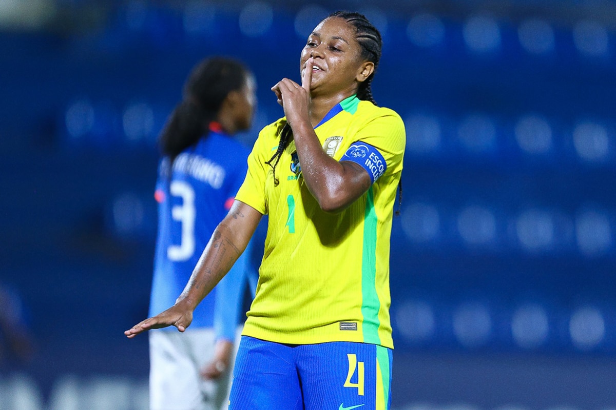 Na imagem, Ana Bia, que marcou o último gol do Brasil e calou as equatorianas.