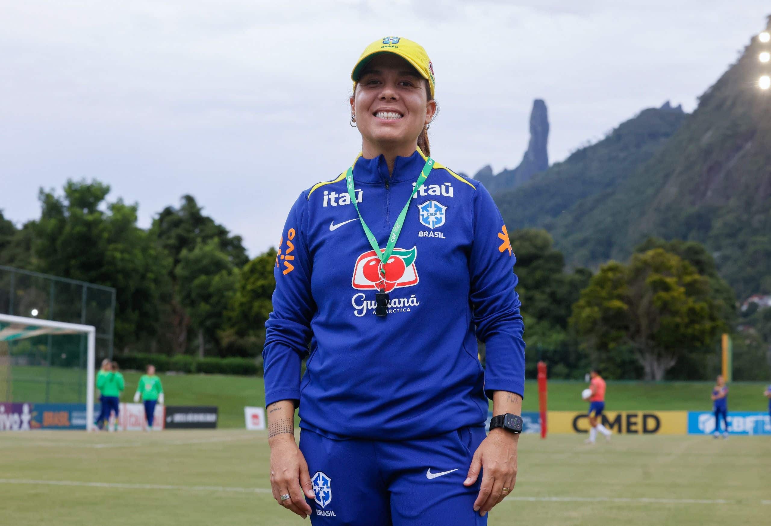 Treinadora Camilla Orlando a frente da seleção feminina de futebol sub-20