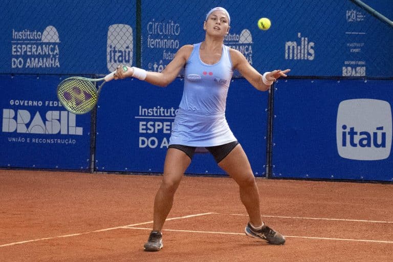 Na imagem, Carol Meligeni rebatendo a bolinha de forehand.