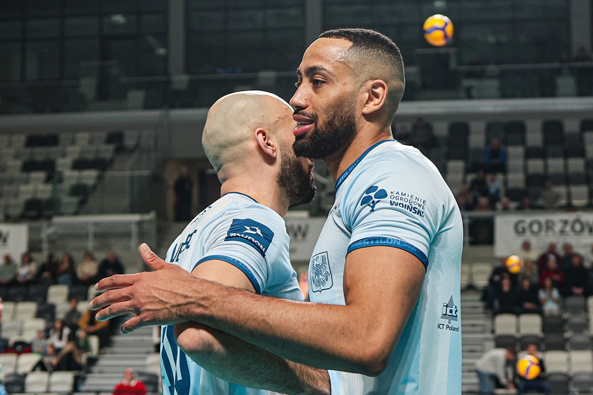 Na imagem, Eduardo Chizoba comemorando com companheiro de Cuprum Gorzow.
