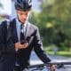Volta ao trabalho: como adaptar a rotina de exercícios.homem de terno com capacete em encima de uma bicicleta