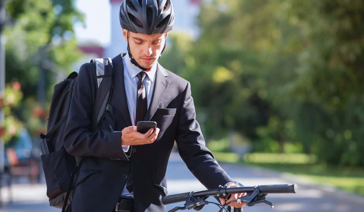 Volta ao trabalho: como adaptar a rotina de exercícios.homem de terno com capacete em encima de uma bicicleta