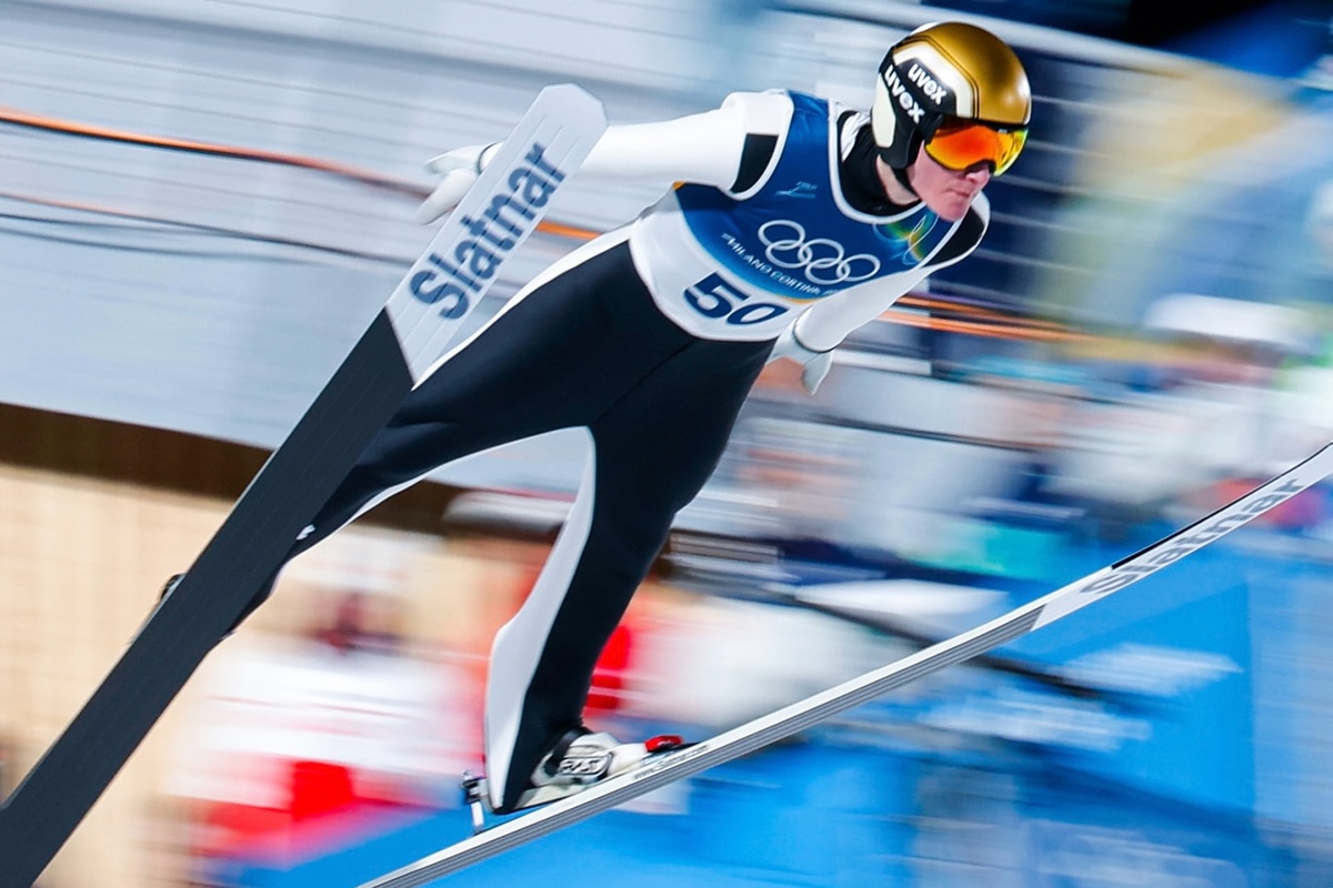 Na imagem, Domen Prevc saltando com seus esquis em Milão-Cortina para faturar mais uma medalha de ouro para a Eslovênia.