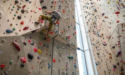 Escalador executa movimento técnico em parede vertical