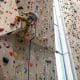 Escalador executa movimento técnico em parede vertical