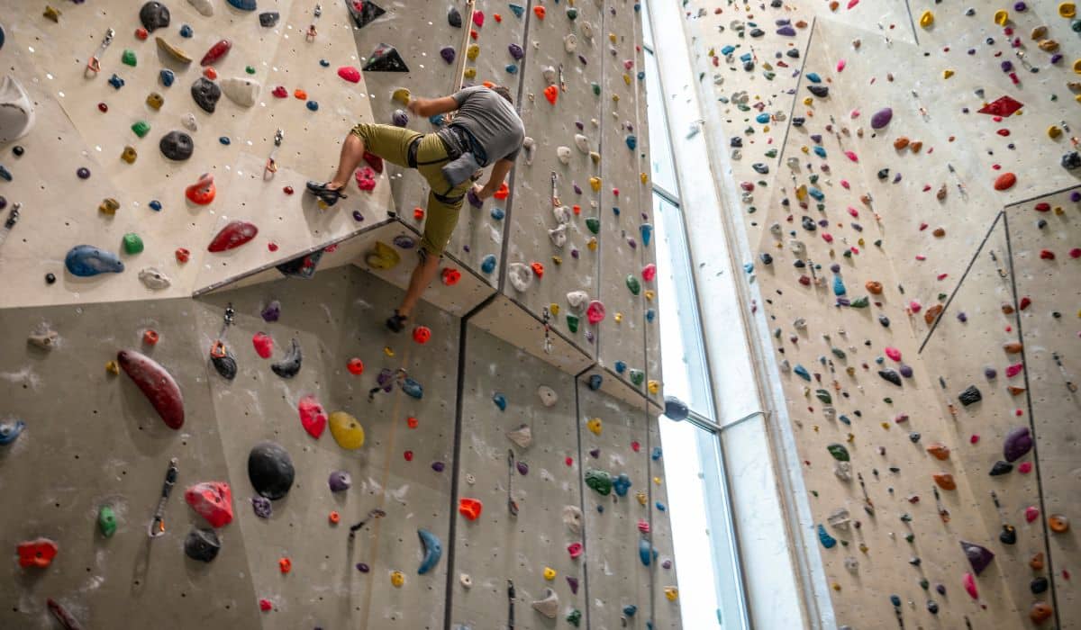 Escalador executa movimento técnico em parede vertical