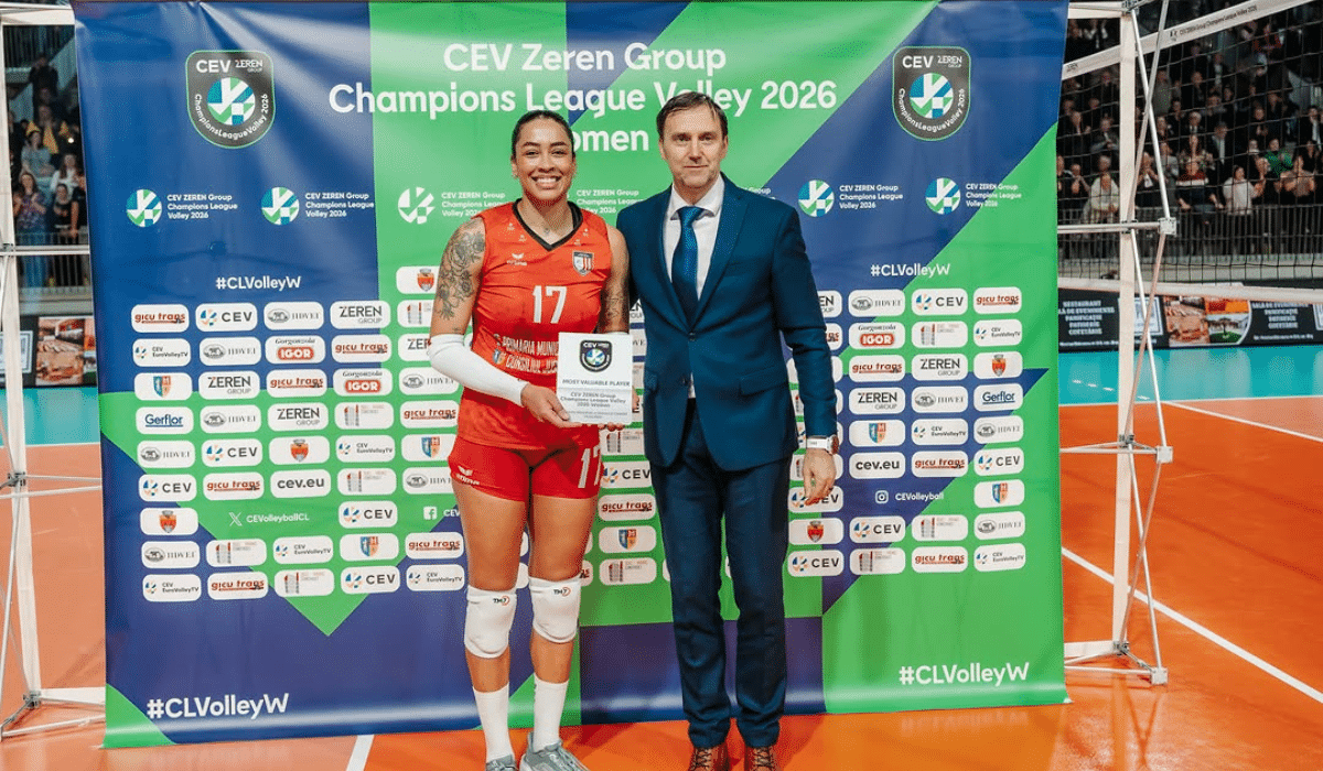 Drussyla recebendo o prêmio de MVP da partida (Foto: Andrei Stanea)