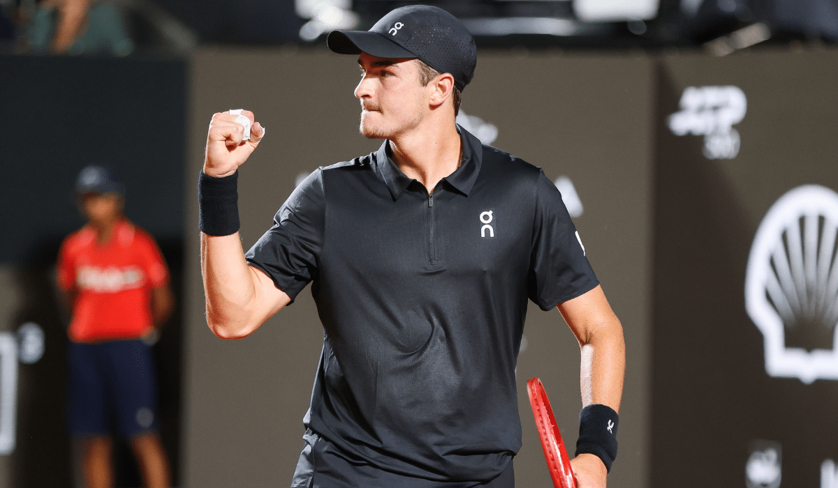 João Fonseca derrotou o compatriota Thiago Monteiro na estreia do Rio Open (Foto: Fotojump)