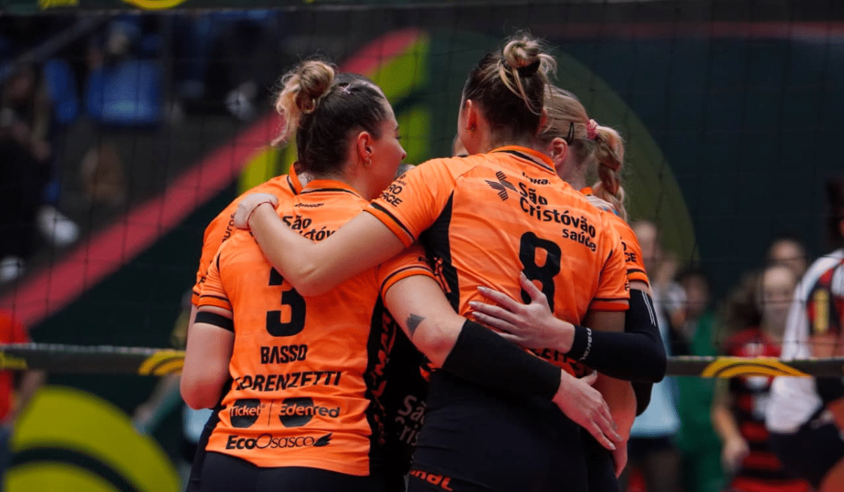 Bianca Cugno liderou a pontuação do jogo em que o Osasco venceu o Sesc Flamengo na semifinal da Copa Brasil (Foto: @osascovoleibolclube-@carol_fotografia)