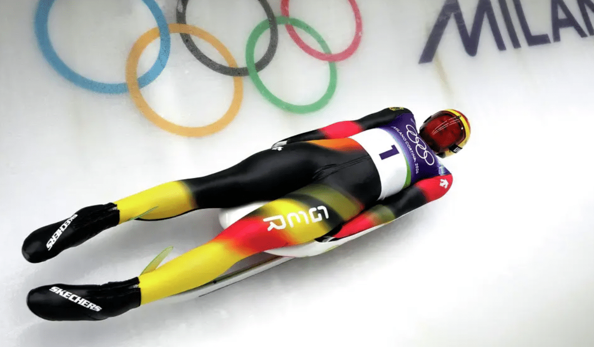 Max Langenhan desce a pista durante um treino do luge individual masculino nos Jogos Olímpicos de Inverno de 2026, em Cortina d’Ampezzo, na Itália