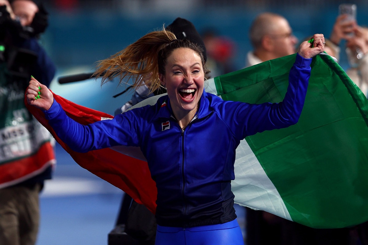 Na imagem, Francesca Lollobrigida, com a bandeira da Itália, comemorando o primeiro ouro do país em casa.