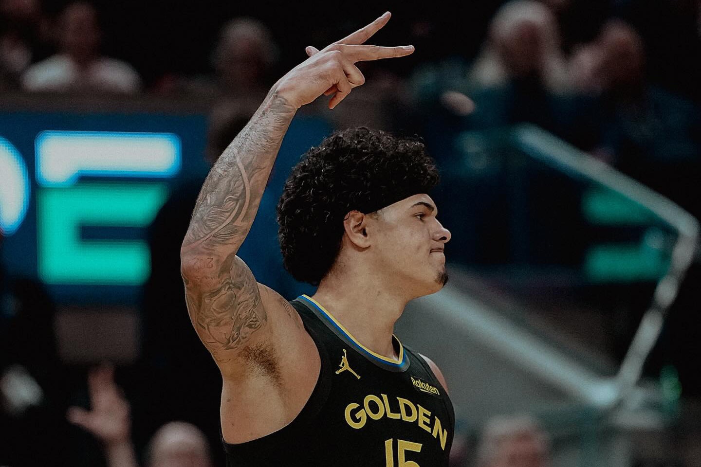 Na imagem, Gui Santos comemorando mais uma cesta para o Golden State Warriors.