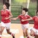Na imagem, a zagueira Débora Caroline, mais à esquerda, saindo para comemorar um de seus gols.