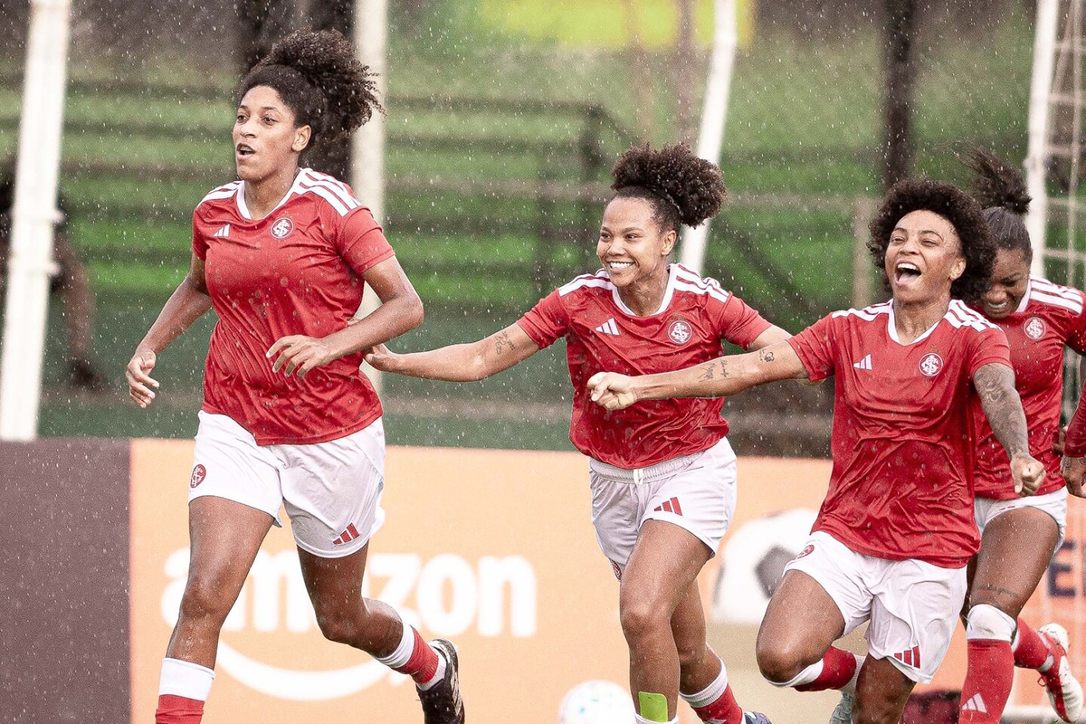 Na imagem, a zagueira Débora Caroline, mais à esquerda, saindo para comemorar um de seus gols.