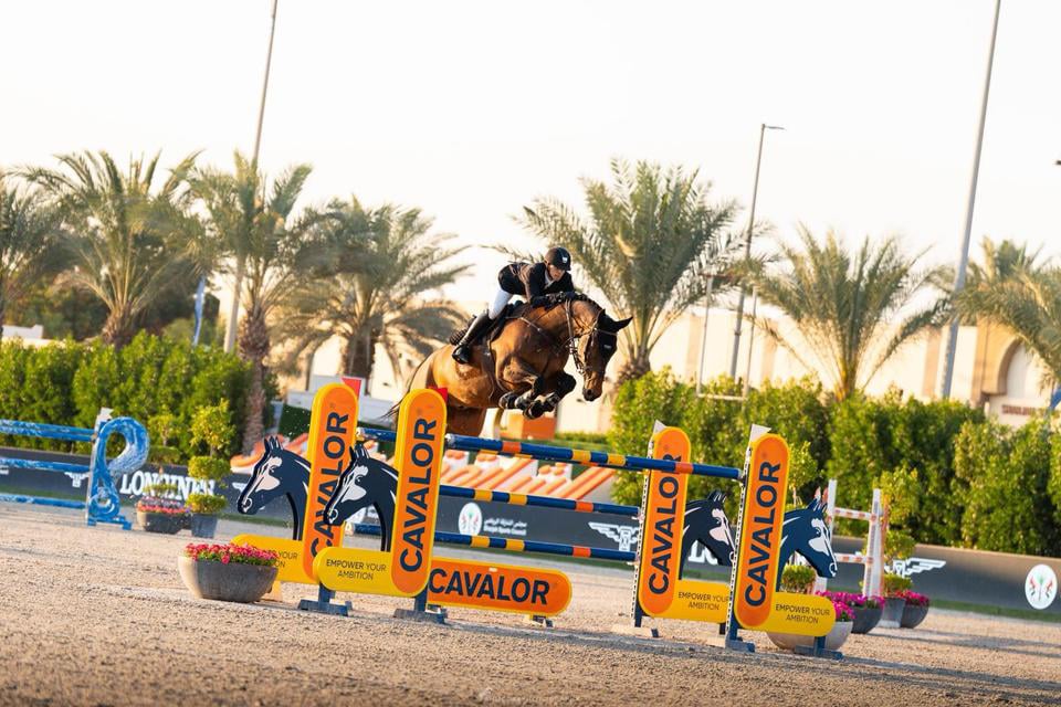 Na imagem, João Victor de Lima saltando o obstáculo com seu cavalo Kenzo Quality Z.
