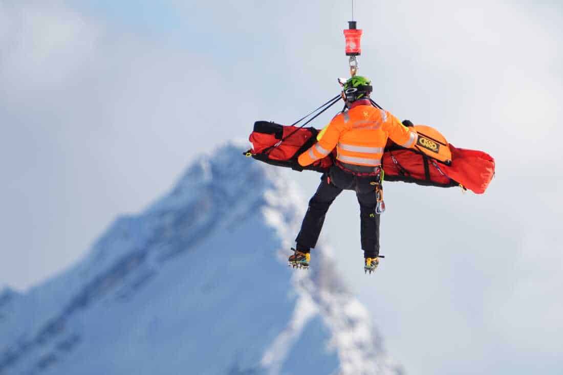 Na imagem, Lindsey Vonn, uma das estrelas da delegação americana, sendo carregada de maca no helicóptero.