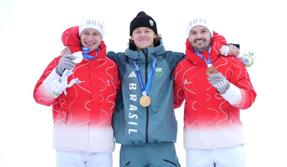 Lucas Pinheiro posa ao lado dos suíços que completaram o pódio do esqui alpino nos Jogos Olímpicos de Milão-Cortina 2026