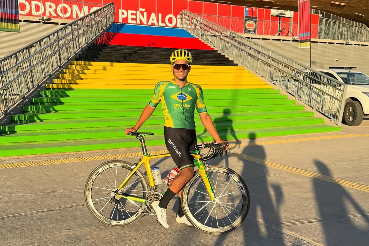 Na imagem, Lucca Ferreira em frente ao velódromo de Santiago de Chile com sua bicicleta.
