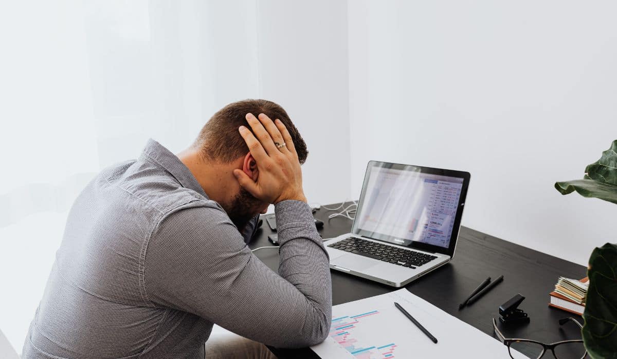 Pessoa enfrenta queda de motivação ao revisar metas no início do ano