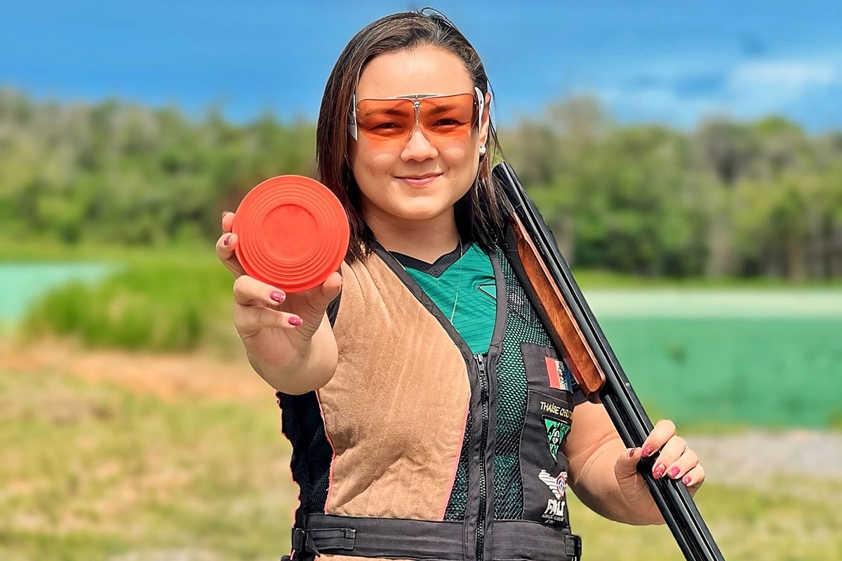 Na imagem, Thaíse Christoni mostrando o prato que ela precisa acertar com sua espingarda.