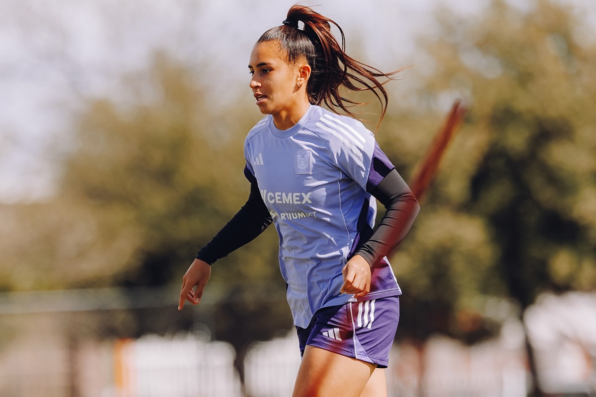 Na imagem, Mariza treinando com a camisa do Tigres.