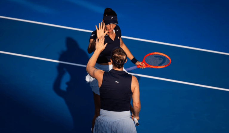 Luisa Stefani e a canadense Gabriela Dabrowski no Qatar Open - Foto: WTA