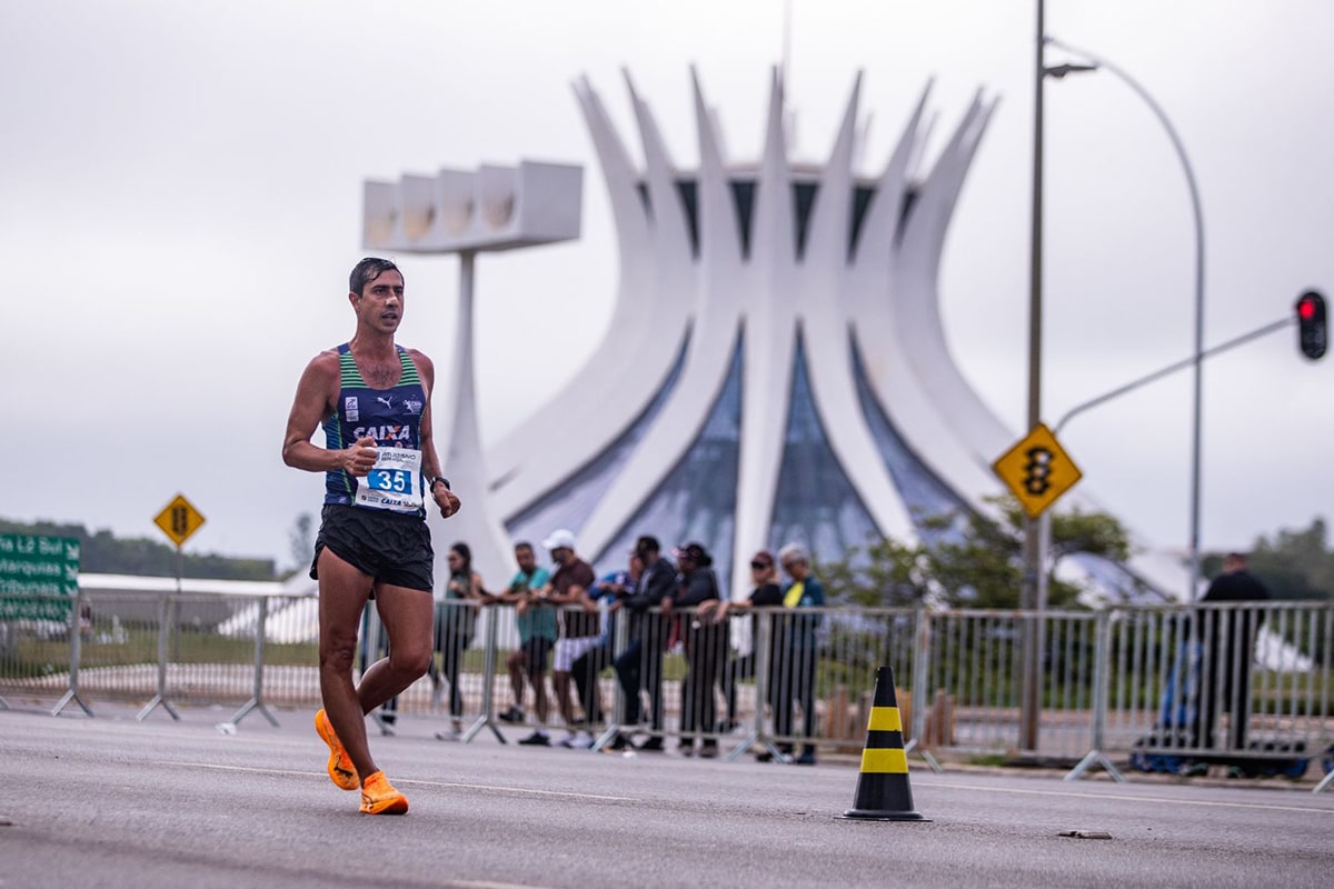 Na imagem, Caio Bonfim, que vai marchar em casa no Mundial.