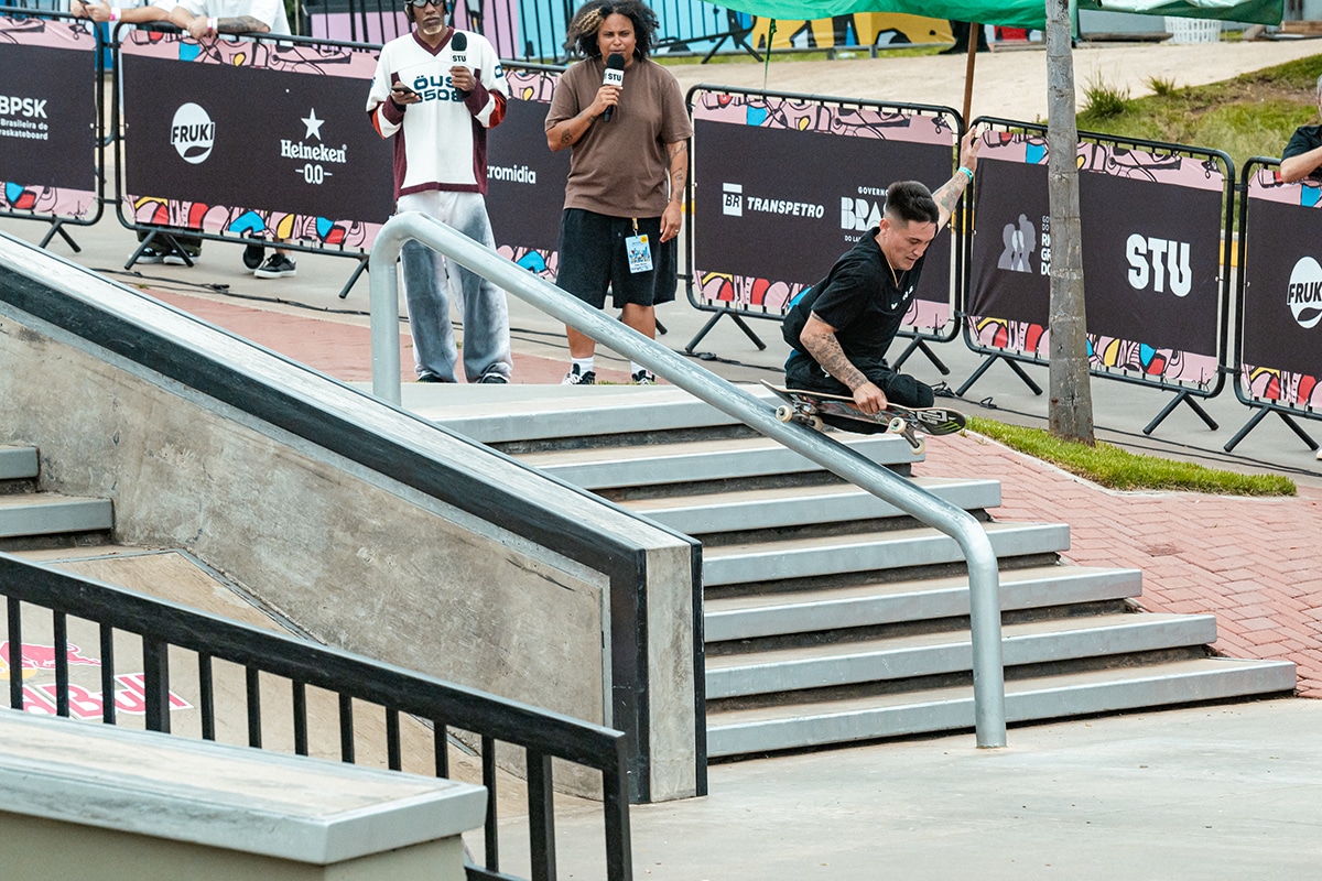 Na imagem, Felipe Nunes dropando no corrimão com seu skate.