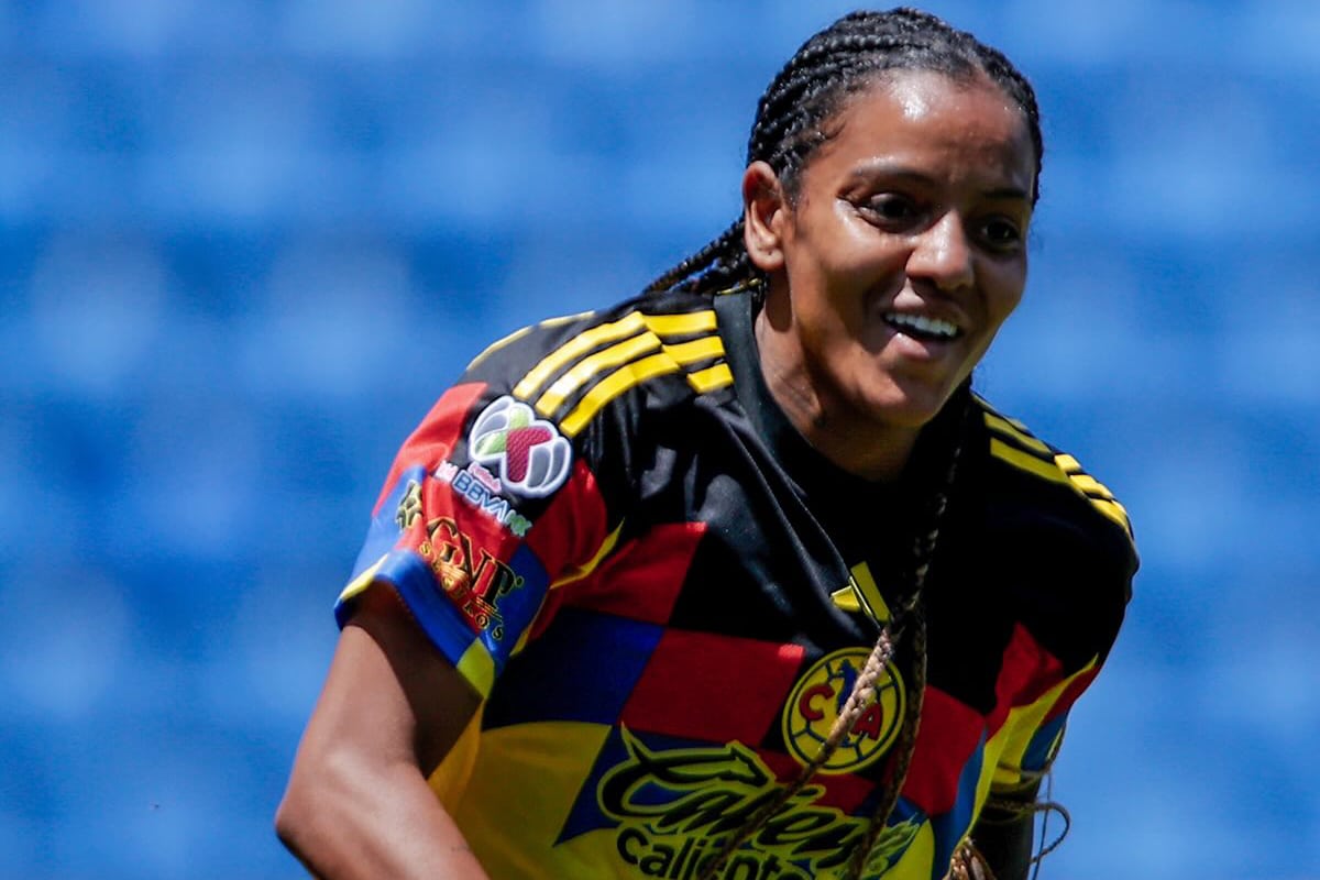 Na imagem, Geyse comemorando um de seus dois gols na vitória do América do México.