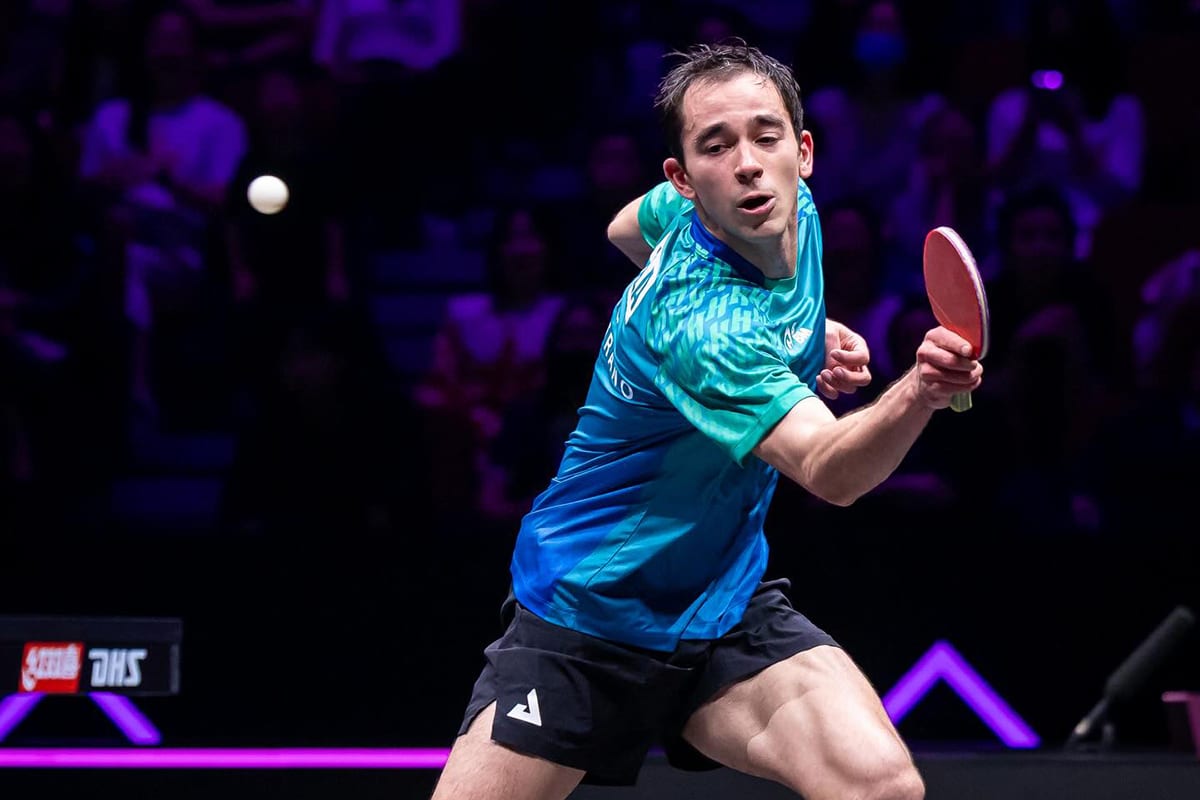 Na imagem, Hugo Calderano rebatendo a bolinha de backhand.