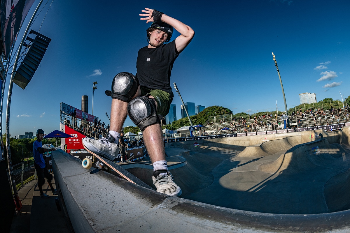 Na imagem, Kalani Konig executando uma manobra de borda no park.