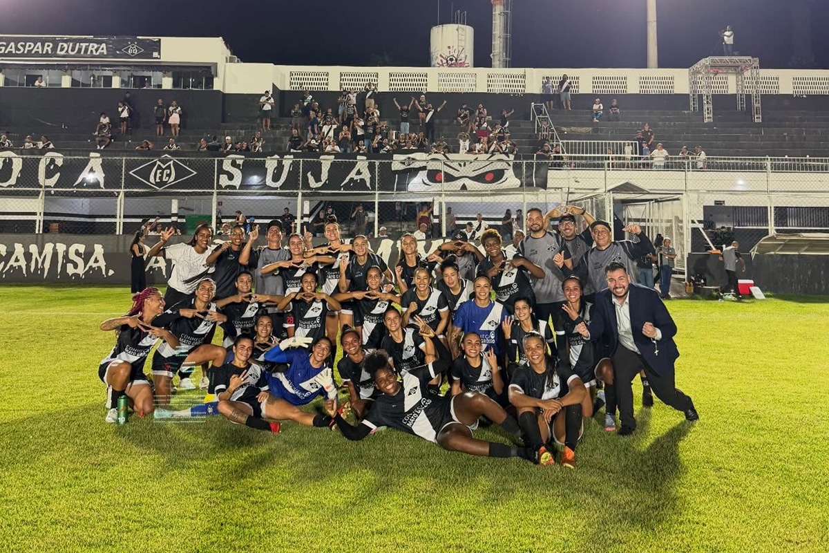 Na imagem, time do Mixto reunido comemorando sua primeira vitória no Brasileirão Feminino.