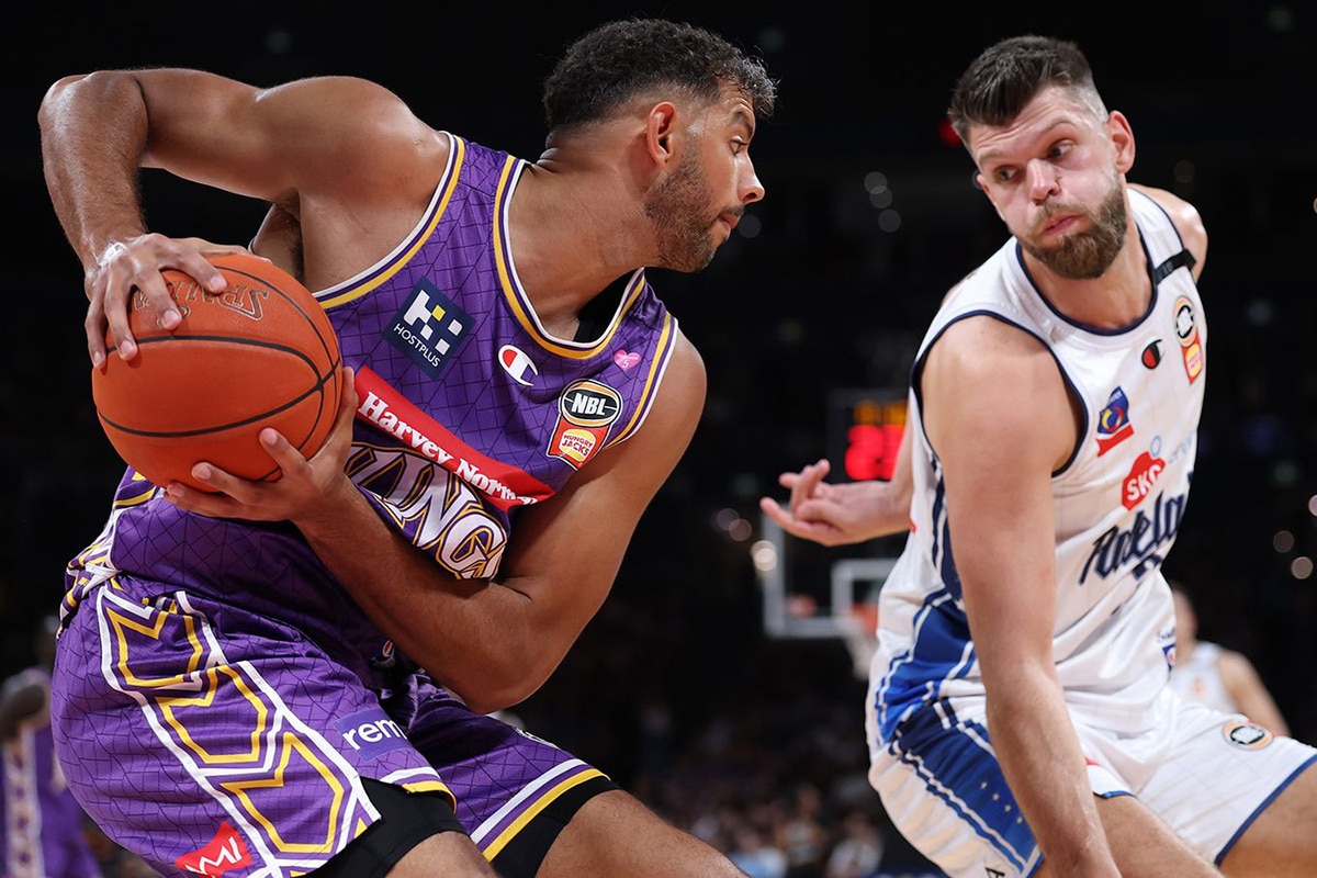 Na imagem, Tim Soares protegendo a bola no confronto da primeira final no campeonato australiano de basquete.