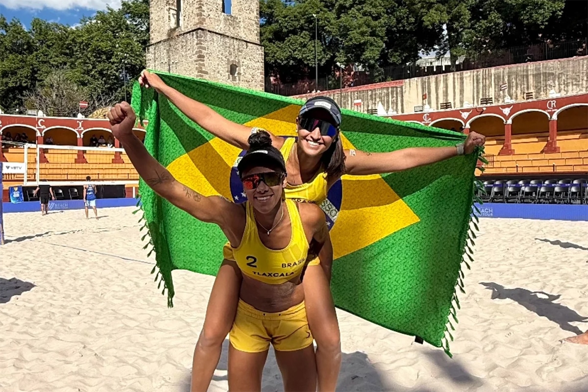 Na imagem, Verena e Thainara comemorando sua passagem para as oitavas de final.