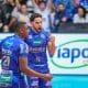 Na imagem, time do Vôlei Renata comemorando a 16ª vitória na Superliga masculina.
