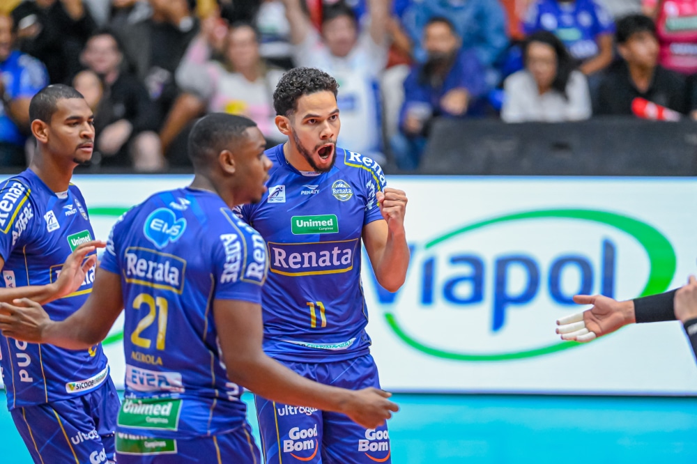 Na imagem, time do Vôlei Renata comemorando a 16ª vitória na Superliga masculina.