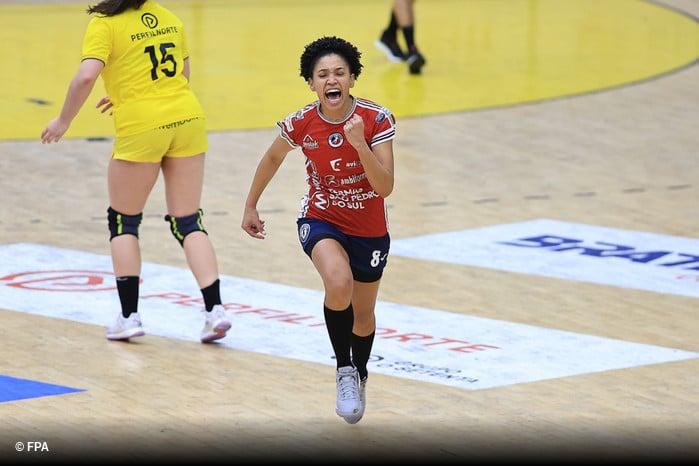 Na imagem, Bruna Barbosa comemorando um de seus gols.
