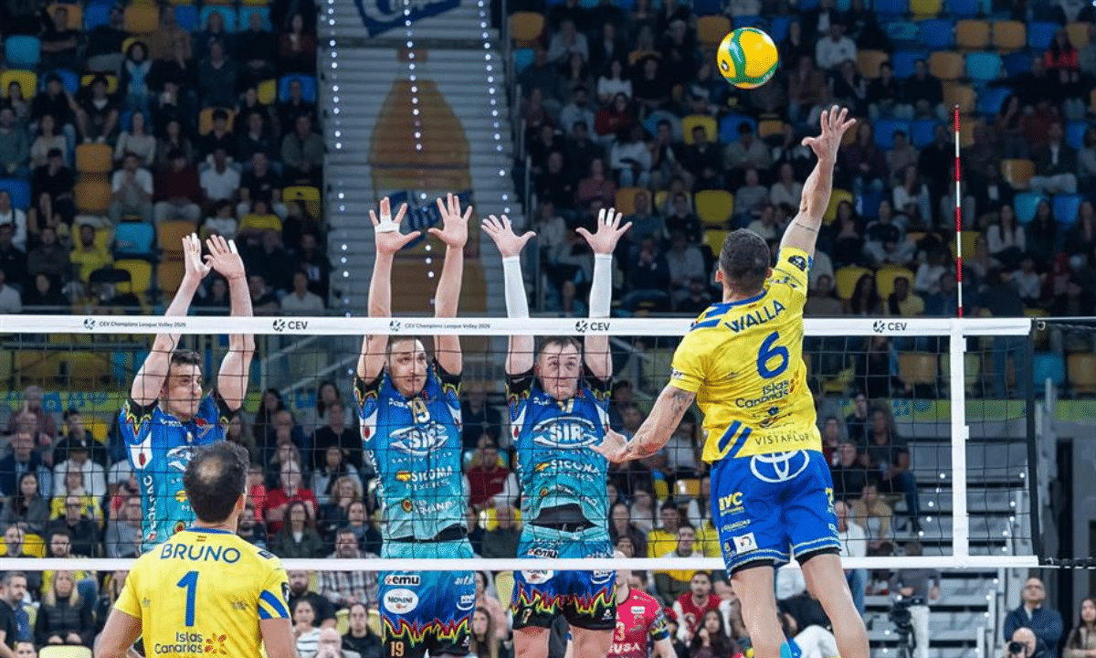 Walla ataca bola para o Guaguas Las Palmas contra o bloqueio do Perugia em jogo da Champions de vôlei masculino