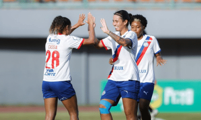 Jogadoras comemorando a vitória sobre o américa mineiro
