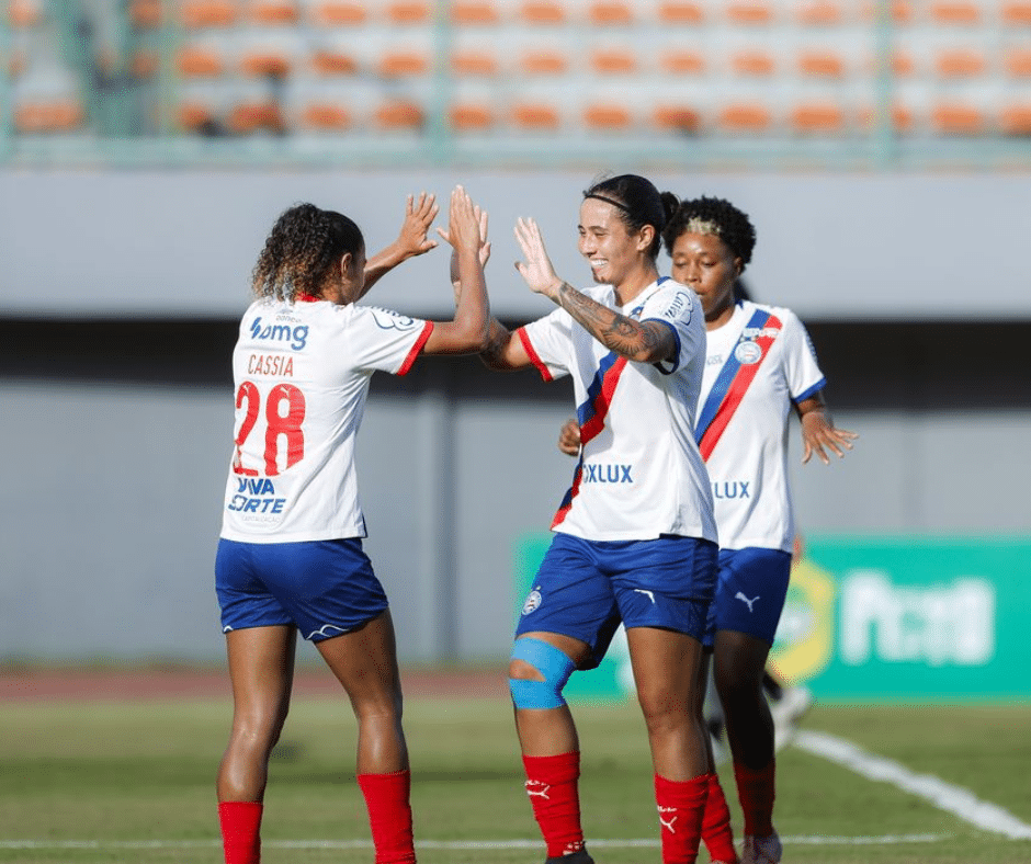 Jogadoras comemorando a vitória sobre o américa mineiro