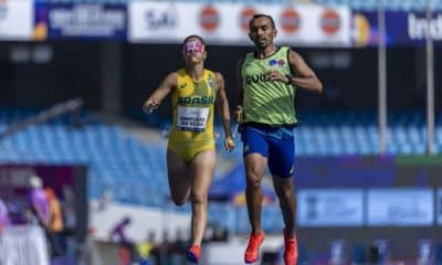 A velocista Thalita Simplício e o guia Felipe Veloso durante prova do Mundial de atletismo em Nova Déli | Foto: Alessandra Cabral/CPB