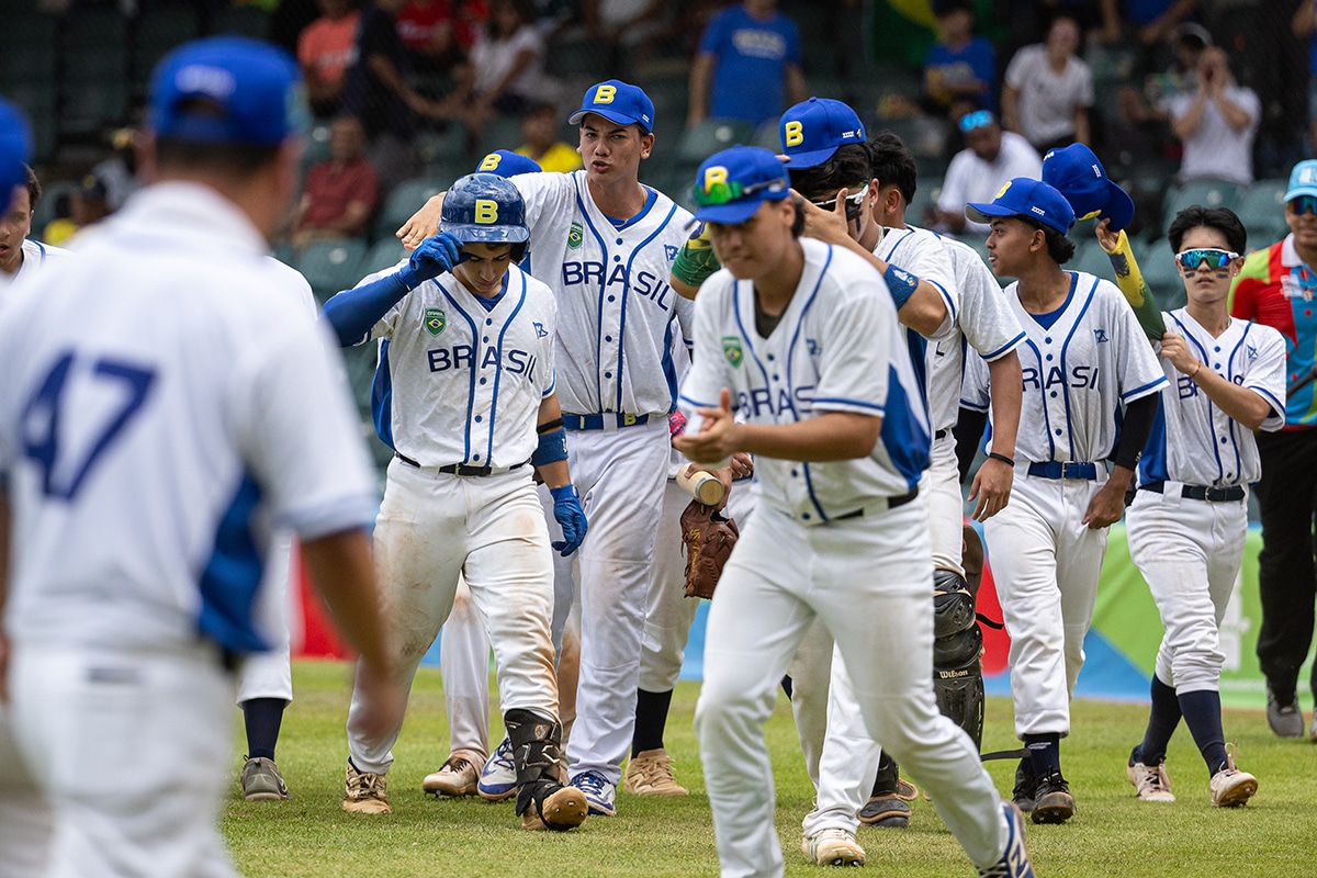 Na imagem, time do Brasil de beisebol saindo do campo após a partida.