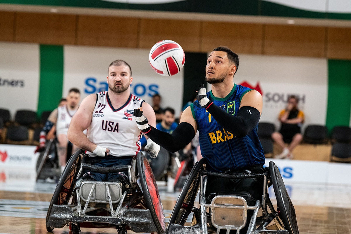 Na imagem, jogador do Brasil partindo para um try contra o time dos Estados Unidos.
