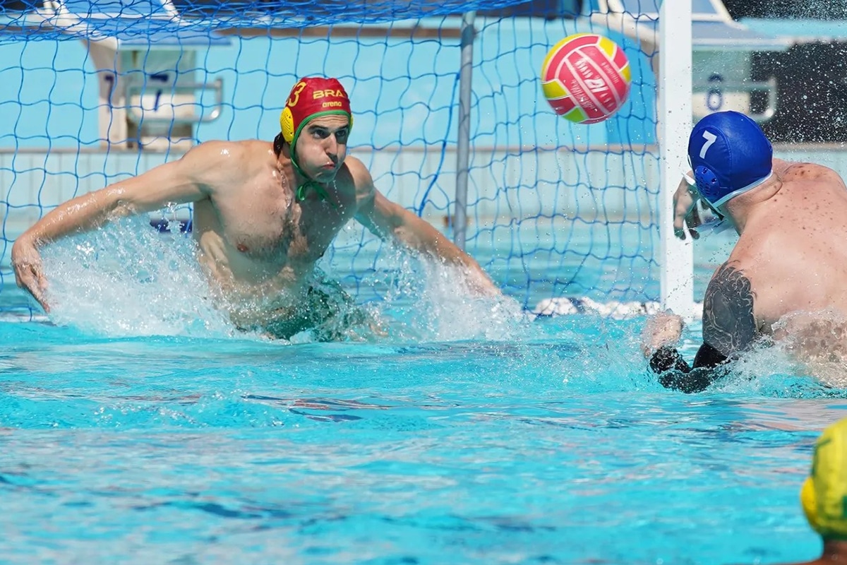 Na imagem, goleiro do Brasil, João Pedro Fernandes, buscando defender uma penalidade.