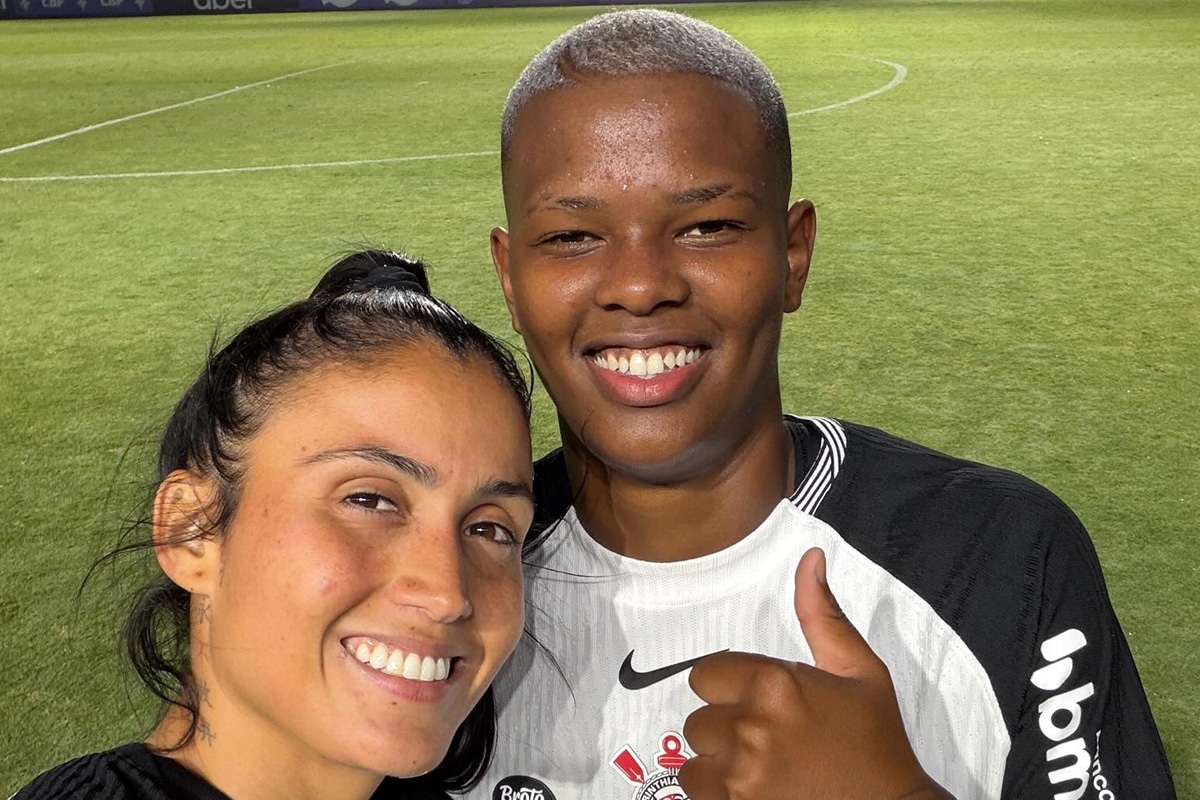 Na imagem, selfie de Jaque Ribeiro e Jhonson, autoras dos gols do Corinthians contra Ferroviária.