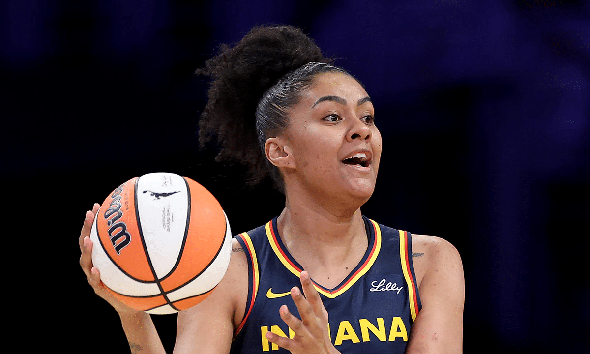 Damiris Dantas em jogo de Indiana Fever wnba