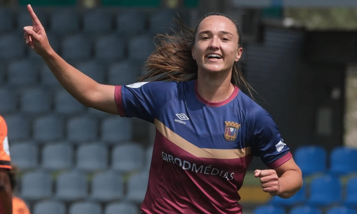 A atacante brasileira Janaína Weimer fez os dois gols da vitória por 2 a 1 do Torreense (Foto: Instagram @ligabpi)