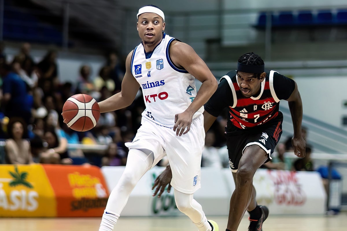 Na imagem, momento de disputa entre Timothy Frazier, do Minas, contra Jhonatan Luz, do Flamengo, no primeiro turno.
